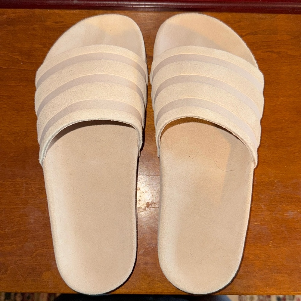 Adidas Suede Slide Sandels
Unisex Men’s 7/ Women’s 8
Like New Condition